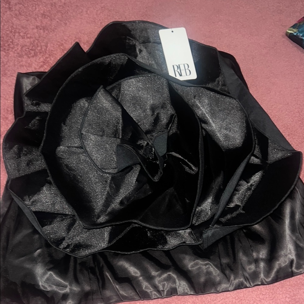 Elegant Black Floral Halter Top - Picture 2 of 5